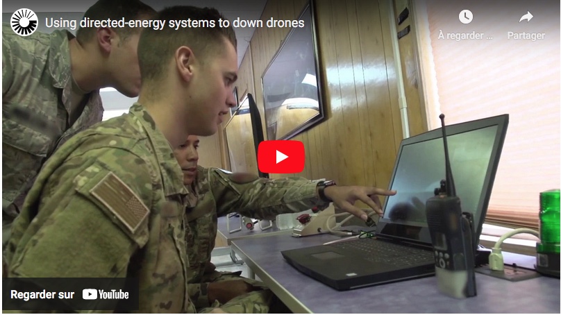 Lors de démonstrations pour l’US Air Force, Raytheon avait pu démontrer l’efficacité de ses systèmes avancés de micro-ondes et de laser mobiles à haute énergie pour détruire des drones. © Raytheon Tech